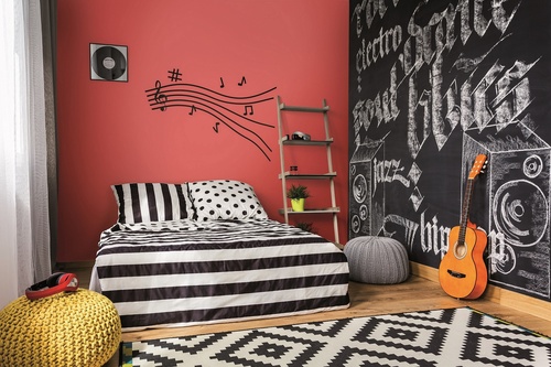 stylowy pokój nastolatka urządzony w ciemnych kolorach 